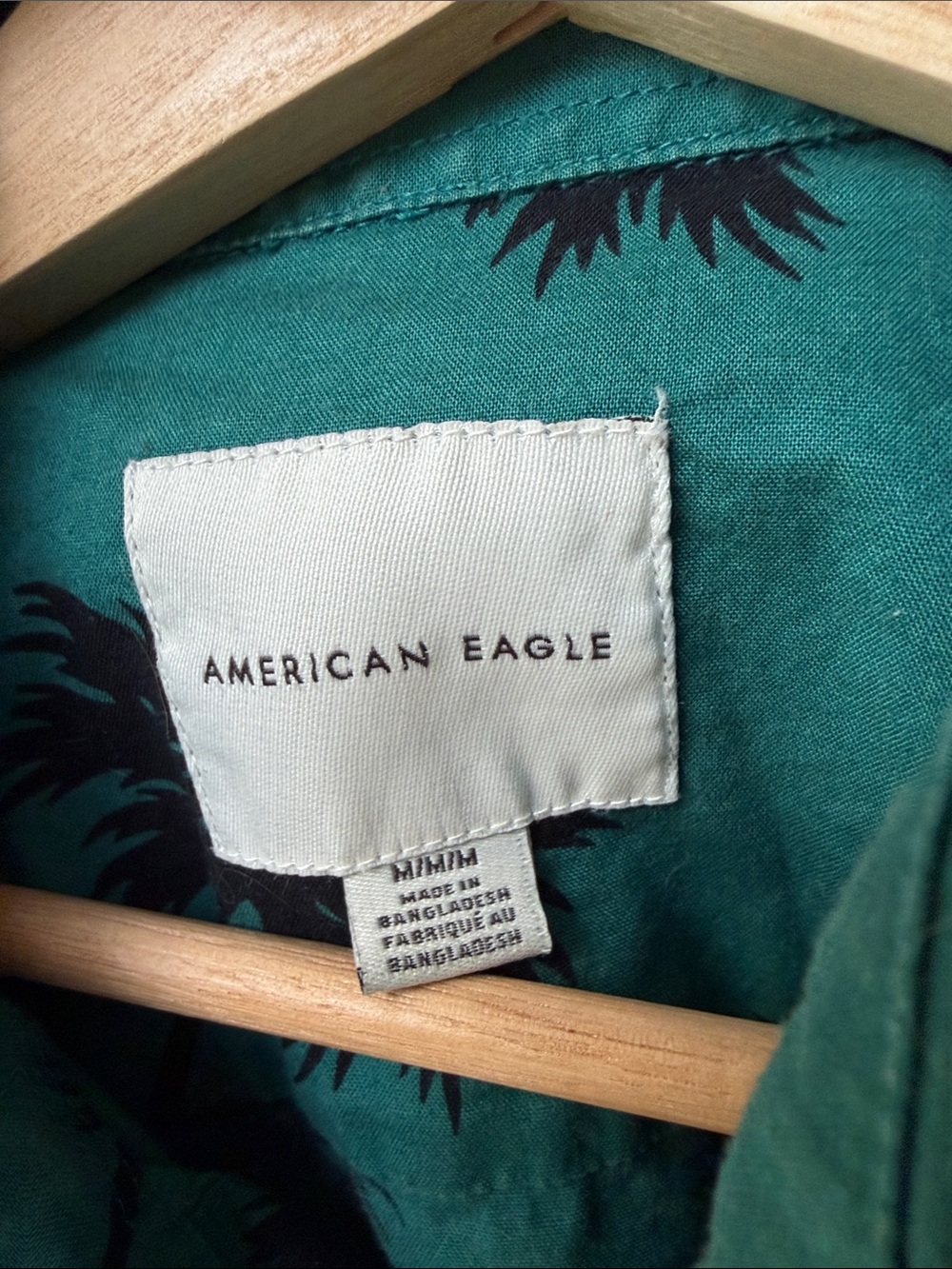 2 American Eagle Aeropostale Mens Medium Hawaiian Tropical Button Up Shirts - Picture 2 of 9